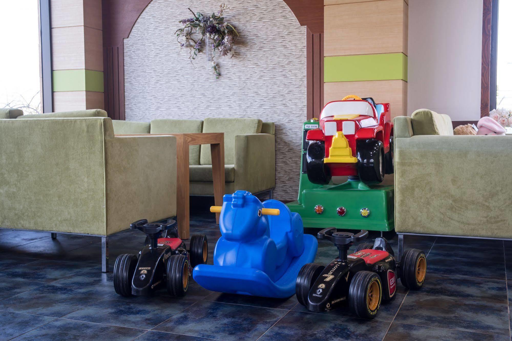 Famille Spa Resort Сеогвипо Екстериор снимка