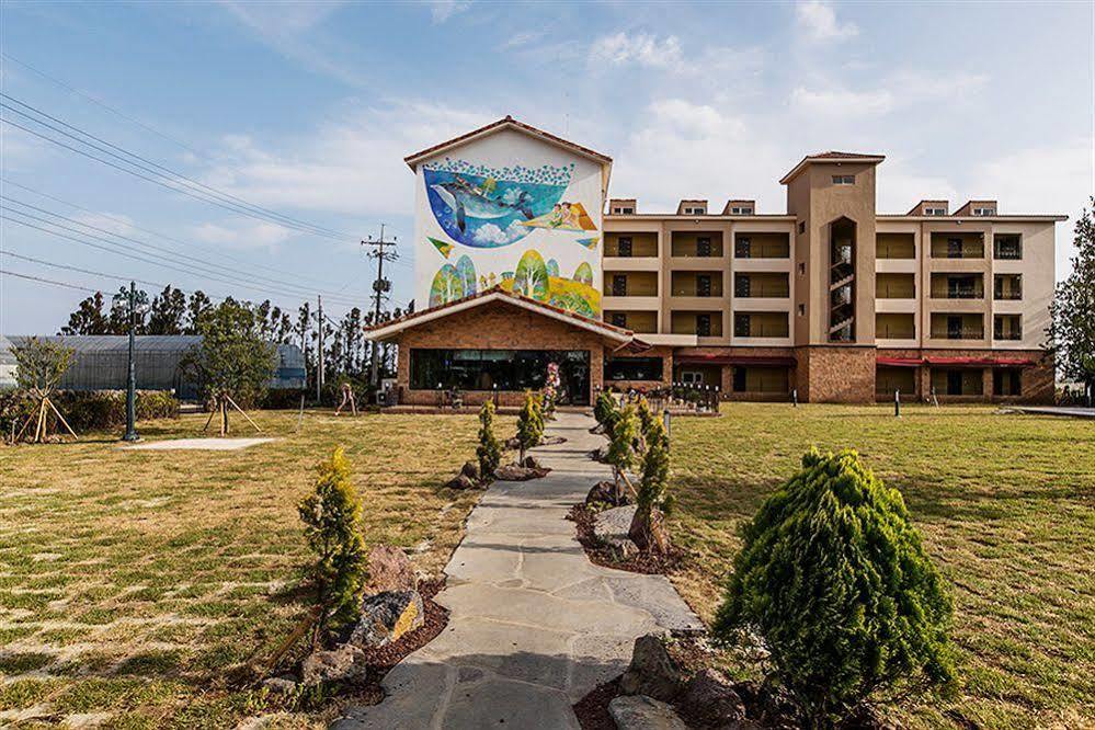 Famille Spa Resort Сеогвипо Екстериор снимка